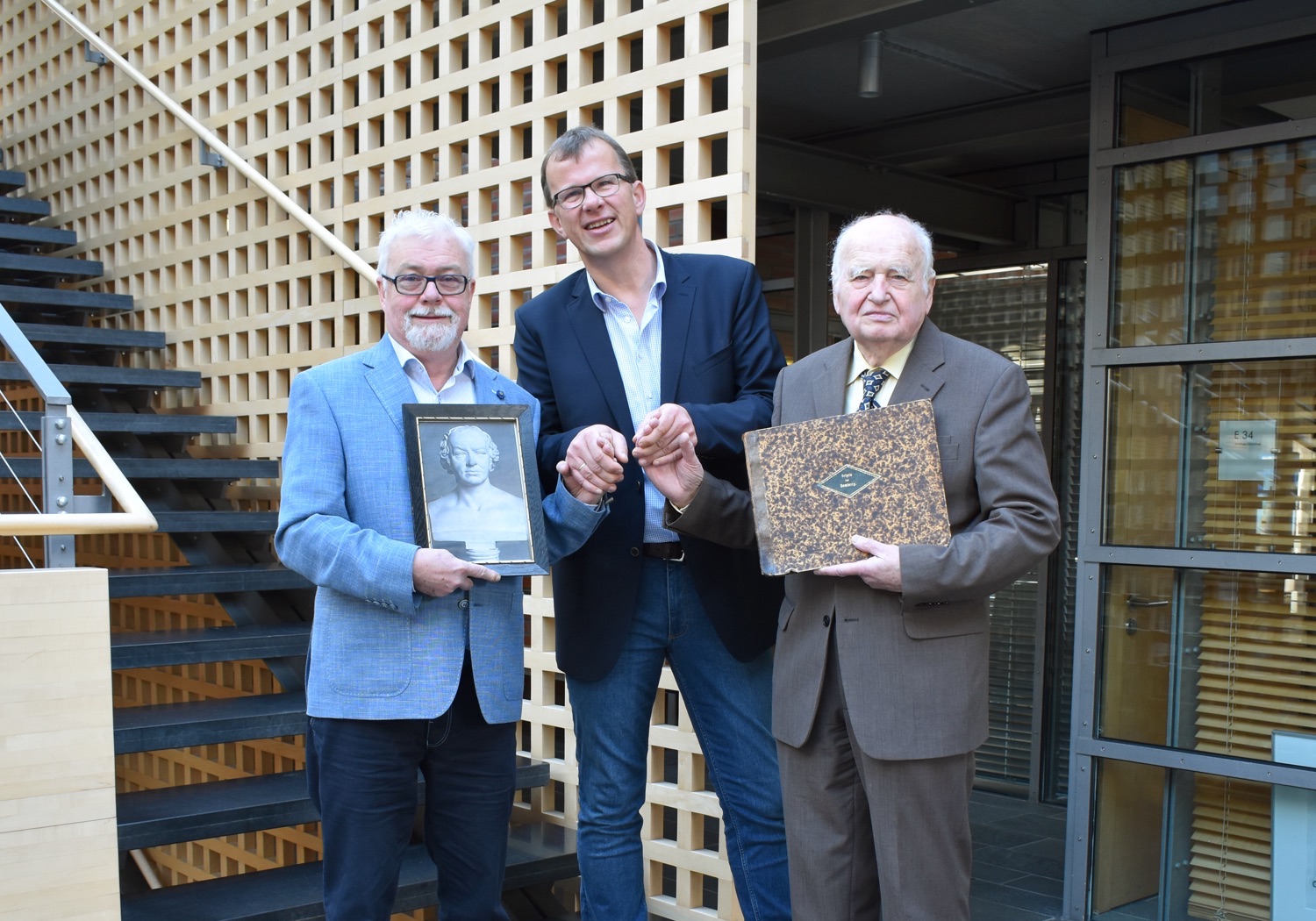 Dr. Klaus G. Werner, Herbert Fischer (Stadt Vechta) und Prof. Dr. Martin Blindow im Rathaus Vechta